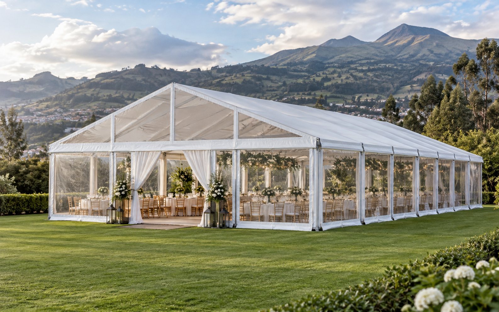 Carpa blanca con laterales transparentes y mesas instalada sobre césped
