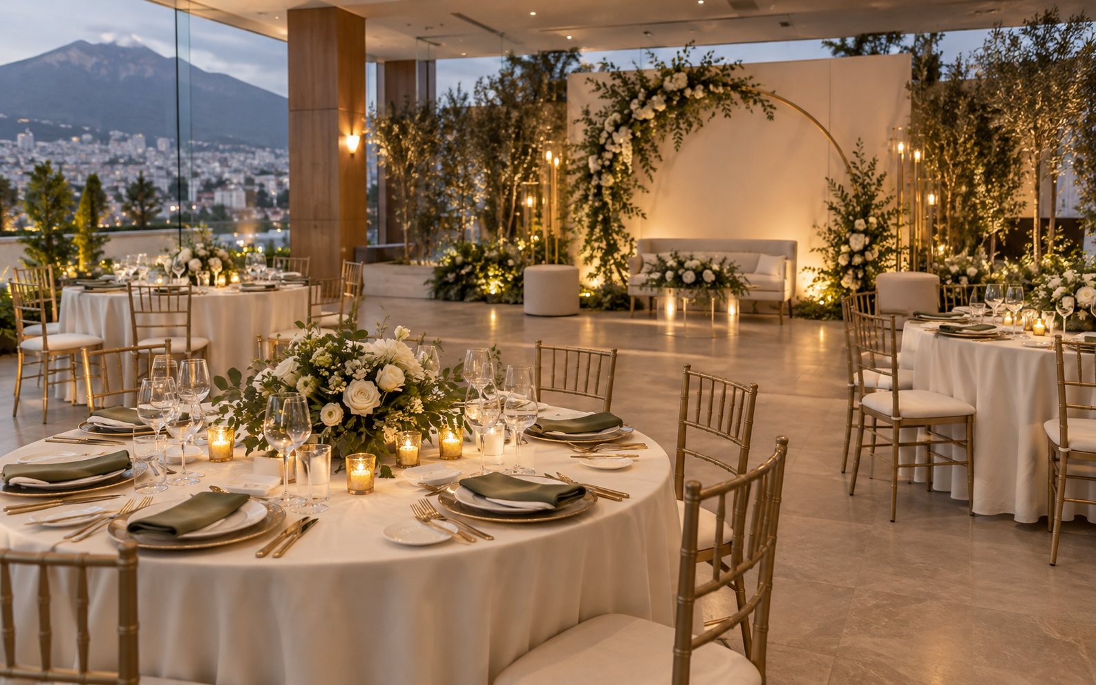 Salón decorado con flores blancas, mesas coordinadas e iluminación cálida